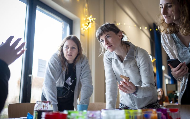 Greenpeace volunteers organize the Make Smthng Day as a day of workshops, talks and work stations with a focus on swapping, upcycling, making, DIY (Do it yourself), veganism and minimalism.
The MAKE SMTHNG Week is a worldwide initiative by Greenpeace about taking action to minimize consume - instead of buying: make something!
Greenpeace Ehrenamtliche aus Berlin verwandeln das Olaf-Palme-Zentrum fuer einen Tag in einen kreativen Ort rund um das Thema Nachhaltigkeit, alternativer Konsum und Selbermachen (DIY - Do it yourself). 
Die "Make Smthng Week" wird international von Greenpeace-Ehrenamtlichen veranstaltet, um in der Vorweihnachtszeit und rund um den "Black Friday" auf Konsumalternativen aufmerksam zu machen.