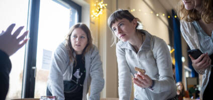 Greenpeace volunteers organize the Make Smthng Day as a day of workshops, talks and work stations with a focus on swapping, upcycling, making, DIY (Do it yourself), veganism and minimalism.
The MAKE SMTHNG Week is a worldwide initiative by Greenpeace about taking action to minimize consume - instead of buying: make something!
Greenpeace Ehrenamtliche aus Berlin verwandeln das Olaf-Palme-Zentrum fuer einen Tag in einen kreativen Ort rund um das Thema Nachhaltigkeit, alternativer Konsum und Selbermachen (DIY - Do it yourself). 
Die "Make Smthng Week" wird international von Greenpeace-Ehrenamtlichen veranstaltet, um in der Vorweihnachtszeit und rund um den "Black Friday" auf Konsumalternativen aufmerksam zu machen.